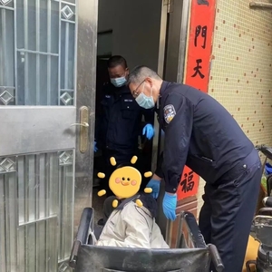 龙湖公安暖心警事|民警路遇走失老人 贴心照料护送回家