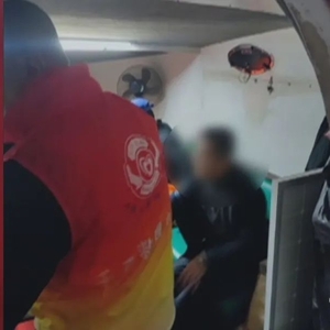 老人夜间落水  民警义工合力救起
