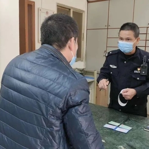 妨碍道路安全通行   一驾驶员受到处罚