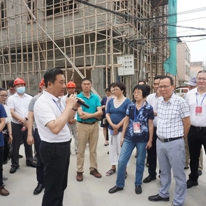 龙湖区人大常委会组织市人大代表对原外砂新溪片区雨污分流和供水管网改造推进情况开展专题调研视察