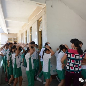 汕头市潮阳区竹林小学开展地震应急疏散演练活动