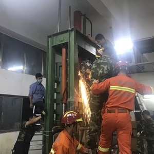 潮阳消防成功救援一名手臂被卷入机器工人