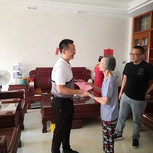 潮南区总工会在庆祝新中国成立70周年之际开展走访慰问劳动模范活动