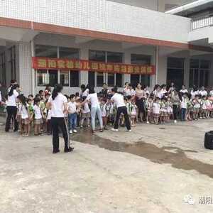 潮阳大队为实验幼儿园举行校车突发事故应急避险逃生演练活动