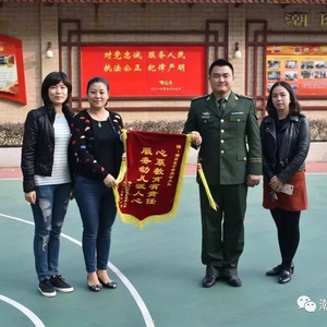 真情系消防 锦旗赠官兵