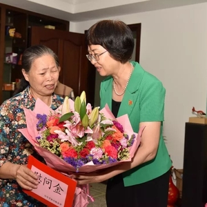 汕头市妇联连续10年开展 慰问烈士母亲活动
