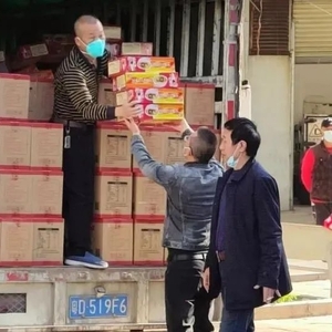 发放物资送慰问  “情暖鮀江”扬善举
