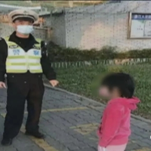 女童车流中穿梭  民警及时来救助