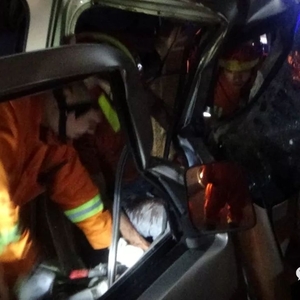 夜晚男子发生车祸被困 潮阳消防紧急救援
