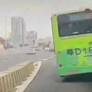 公交车撞上路牌标杆  幸无人员伤亡