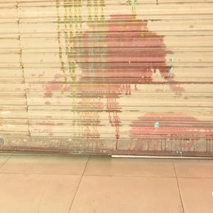店门被泼油漆  究竟何人所为?