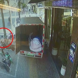 老人路边摔倒  义工热心相助