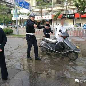 今天早上刷爆汕头人朋友圈的“抓摩托”