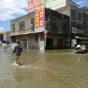 潮南陈店:力争今晚排干积水  加强灾后防疫消毒