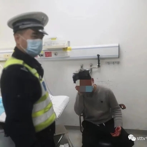学生摔伤头流血  民警护送急入院