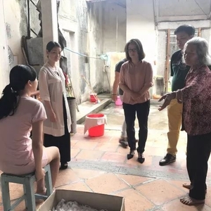 区妇联主席慰问困境少女