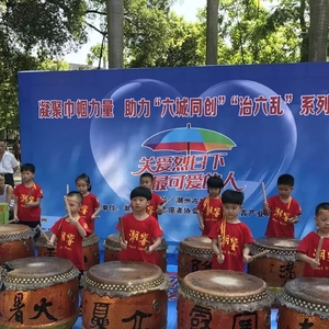 潮州市妇联组织巾帼志愿者关爱烈日下最可爱的人