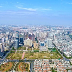 龙湖区委区政府恭祝全市人民新春快乐 兔年大吉