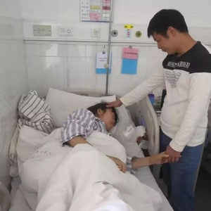 汕头市妇联、潮阳区妇联联合潮阳区石泉岩爱心行动在当下慰问患病贫困妇女