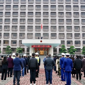 迎新春,启新篇!龙湖区举行春节升旗仪式