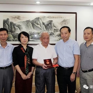 潮州市市场监管局走访慰问离休干部并颁发“庆祝中华人民共和国成立70周年”纪念章