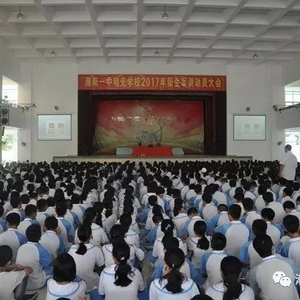 消防知识进军训 上好开学“第一课”