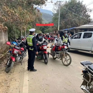 金平交警“荧光绿”守护群众“踩花”路
