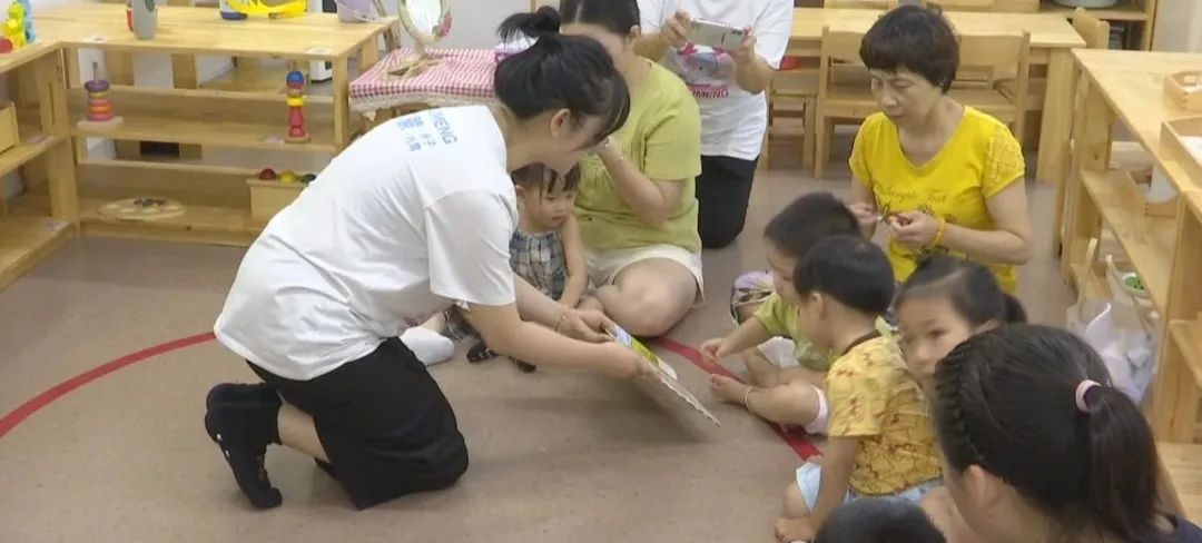 “真金白银”挺生育   育儿补贴引热议