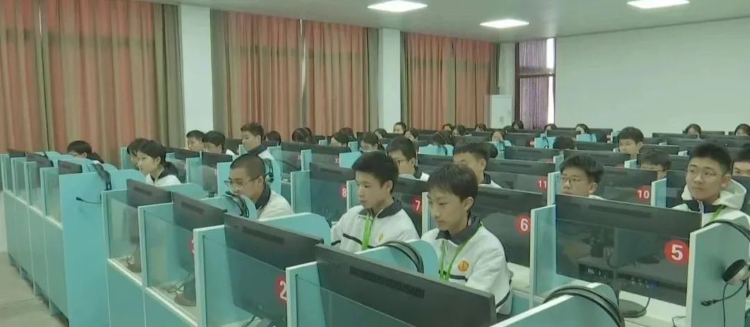 AI技术受欢迎  校园课程早安排