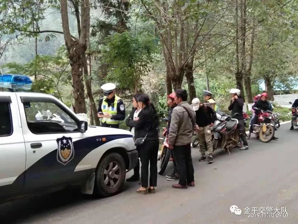 金平交警开启“白+黑”勤务模式  持续抓好冬季道路交通事故预防工作