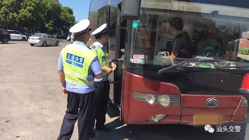 汕头交警严查大客车交通违法行为,三次以上未处理将扣双证