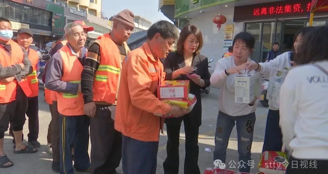 慰问环卫工人   关爱困难群众