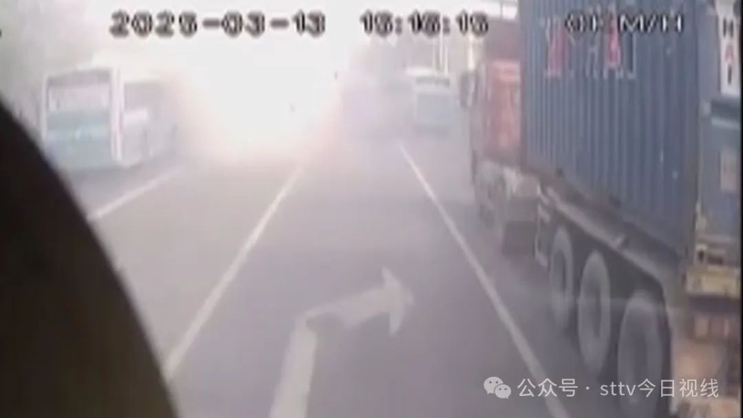 私家车突然起火  公交司机速扑救