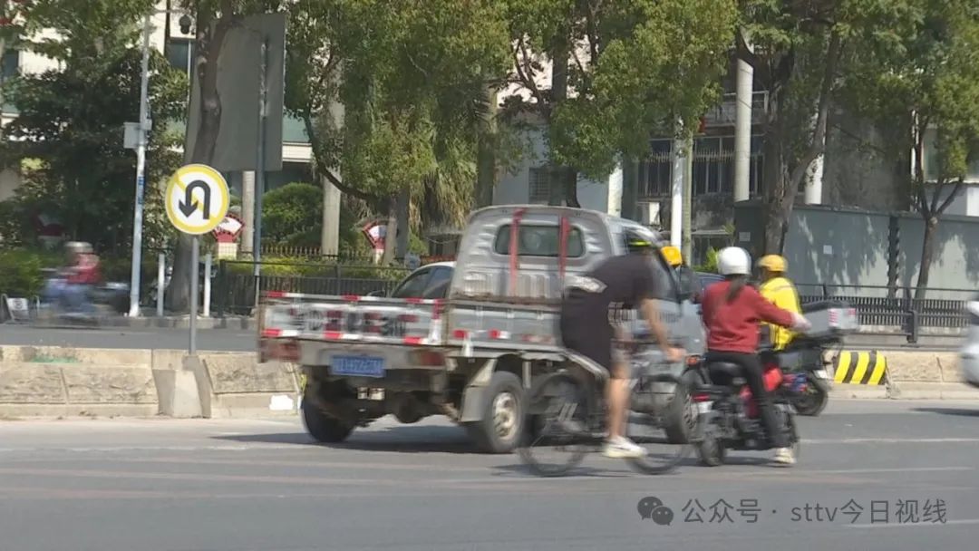 劝导整治乱象  优化临时路口秩序