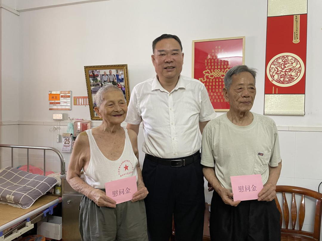 市退役军人事务局局长张青山带队慰问市光荣院优抚对象