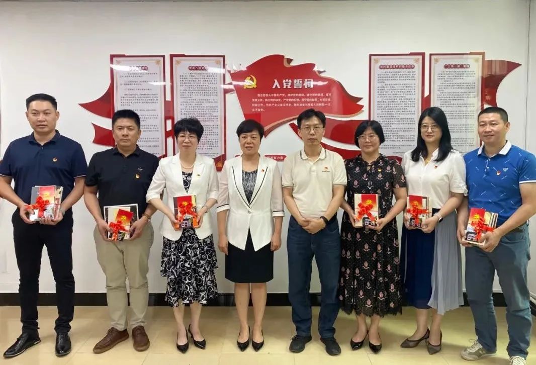 潮州市妇联党支部为党员集体过“政治生日”