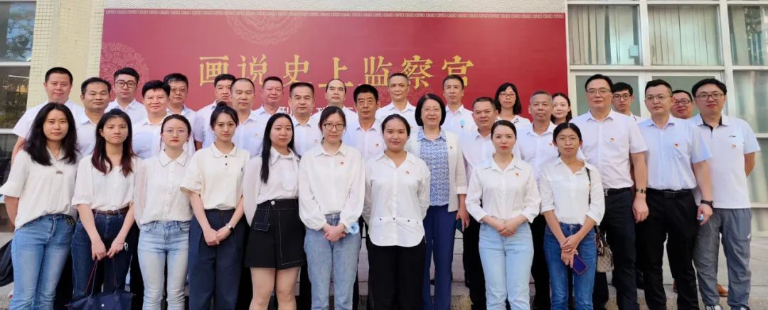 市机关事务管理局组织参观“画说史上监察官”大型连环画图片展