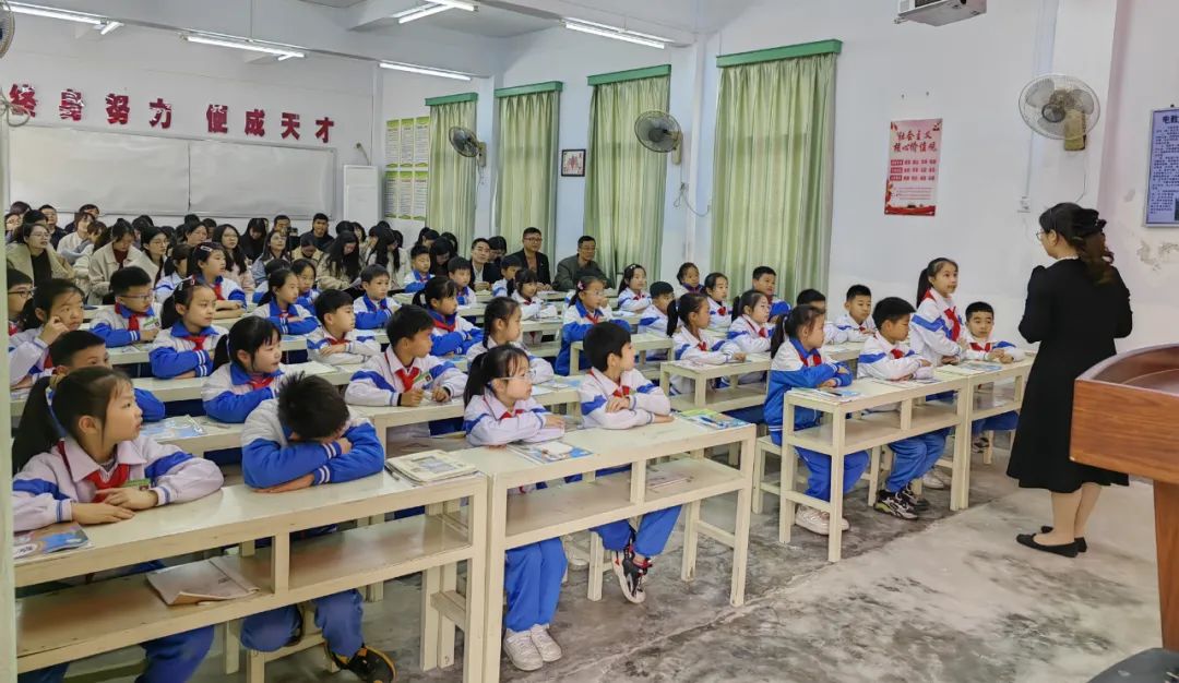 示范引领深研讨 智慧共融促发展——区小学数学教师工作室到北港华侨小学开展送教活动