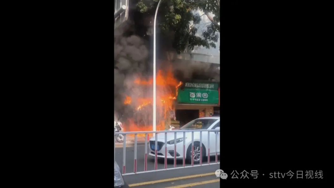 一猪脚饭店起火  所幸扑救及时