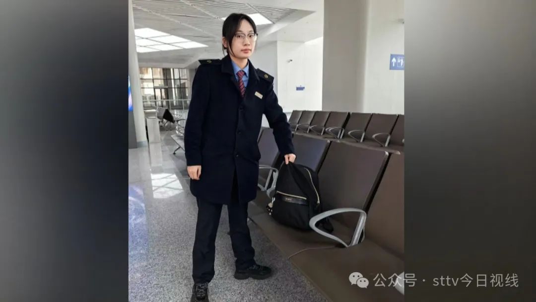 旅客遗落双肩包  值班员快速寻获