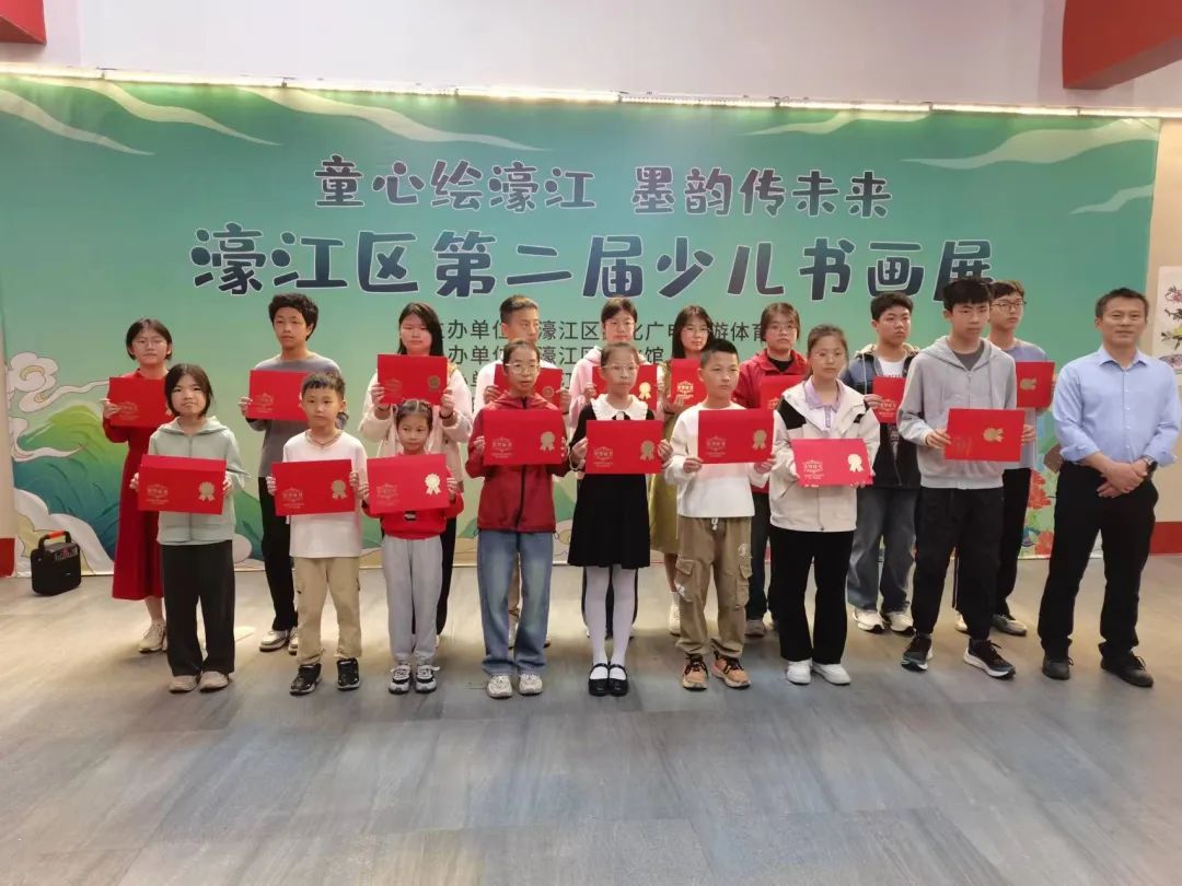 童笔绘就家乡之美:濠江区第二届少儿书画展开幕