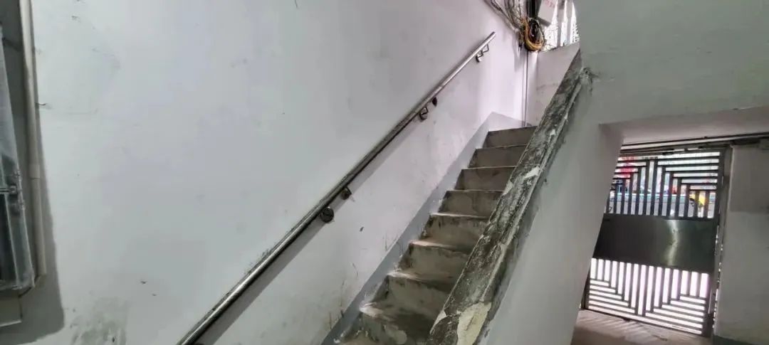 新闻追踪 | 受损楼梯扶手   已作修复重装