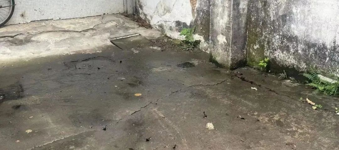 住宅楼下污水外溢   居民生活出行受阻